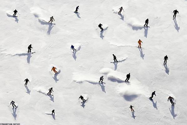 疯狂登山：俯身登山作为新兴运动项目的挑战